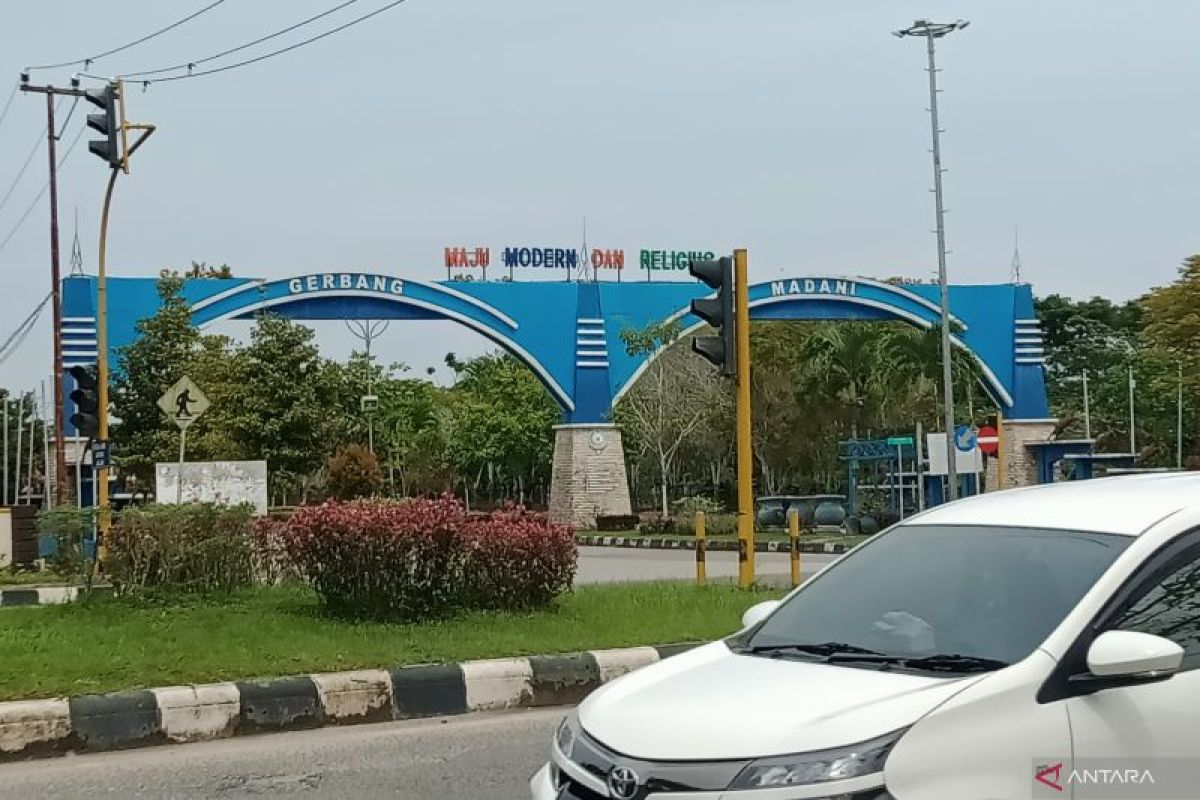 Pembangunan infrastruktur jalan di Penajam Paser Utara gencar dilakukan guna menunjang aksesibilitas menuju Ibu Kota Nusantara (IKN), memperkuat konektivitas regional dan mendukung peran penyangga daerah.