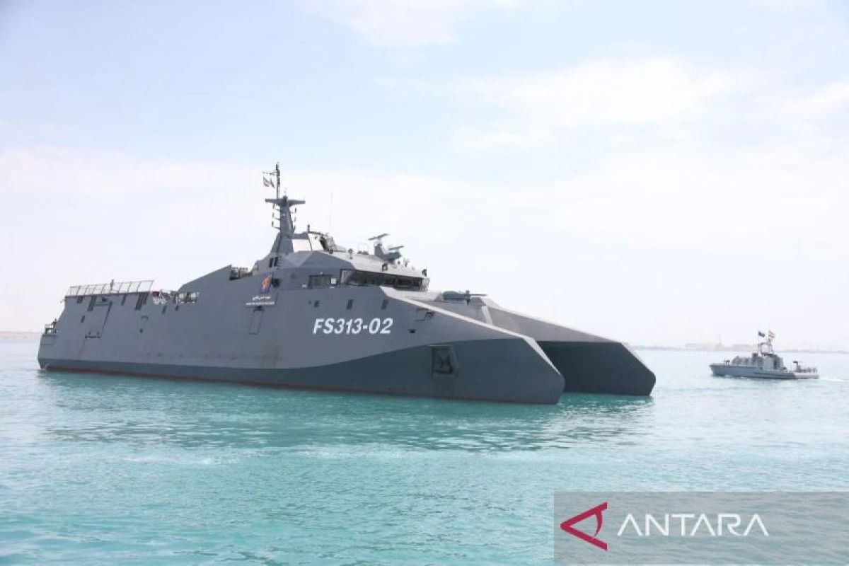 Kapal perang Iran berpatroli di perairan Teluk Persia yang strategis, lokasi potensi penempatan ranjau laut yang dapat menutup jalur pelayaran internasional.