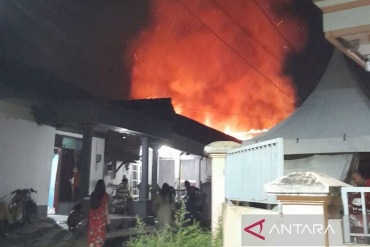 Petugas Dinas Pemadam Kebakaran dan Penyelamatan (Disdamkar) Samarinda melakukan sosialisasi pencegahan kebakaran.