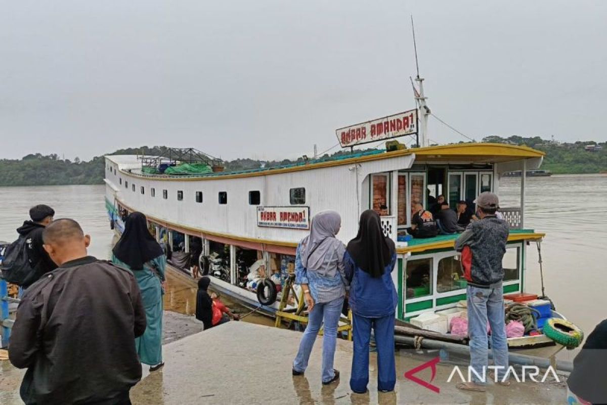 Petugas dari Dermaga Mahakam Ulu melakukan pemeriksaan muatan barang pada salah satu kapal di Samarinda, Kalimantan Timur, sebagai bagian dari upaya pencegahan kelebihan kapasitas dan insiden kapal karam.