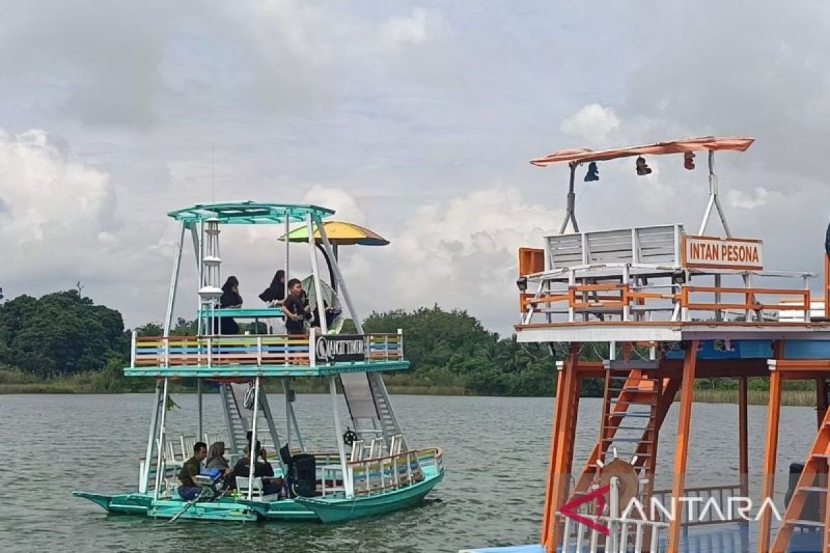 Sejumlah wisatawan menikmati keindahan alam di salah satu destinasi unggulan Kalimantan Timur. Dinas Pariwisata Provinsi Kalimantan Timur berkomitmen memastikan keamanan dan kenyamanan bagi setiap pengunjung, terutama menjelang lonjakan wisatawan pada Lebaran 2026.