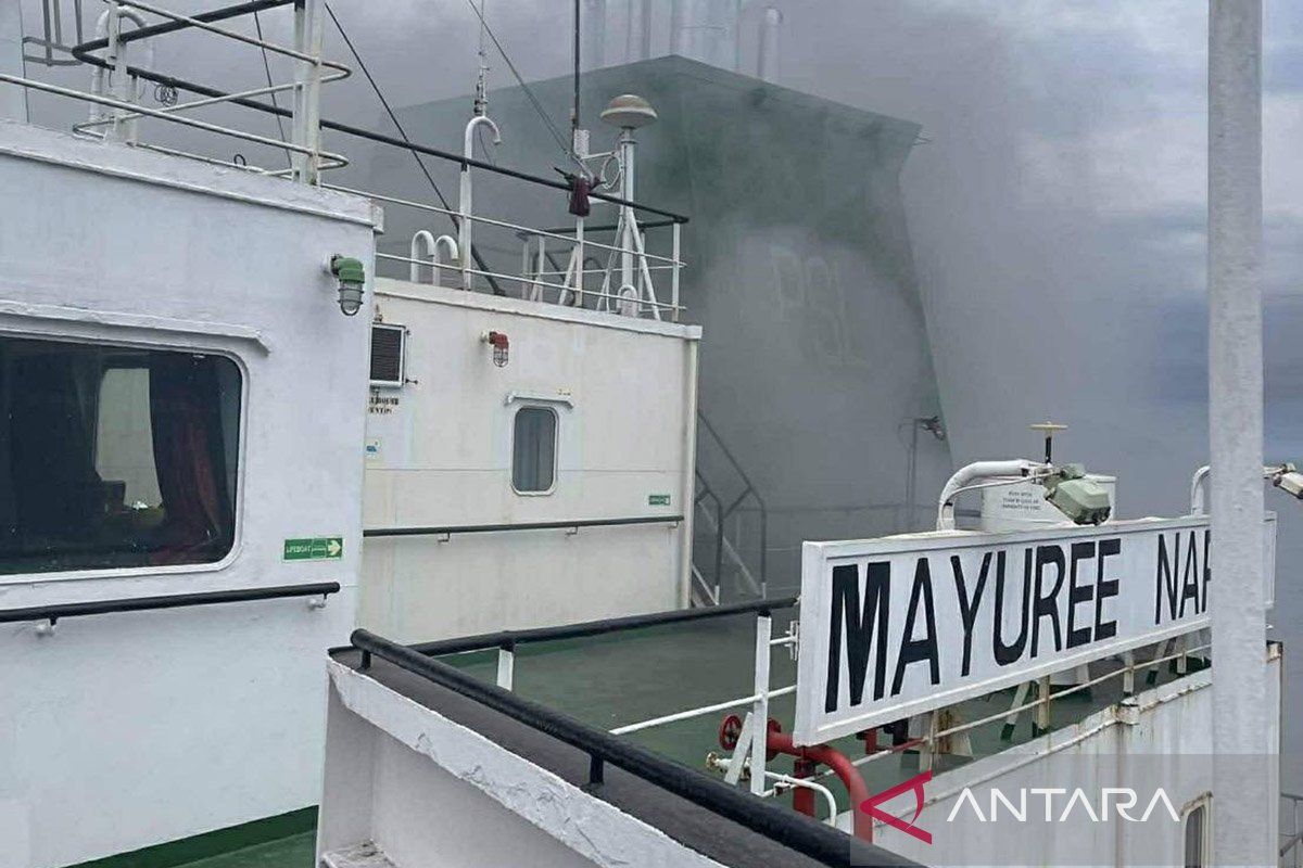 Kapal-kapal tanker melintasi Selat Hormuz, jalur maritim krusial bagi perdagangan energi global.