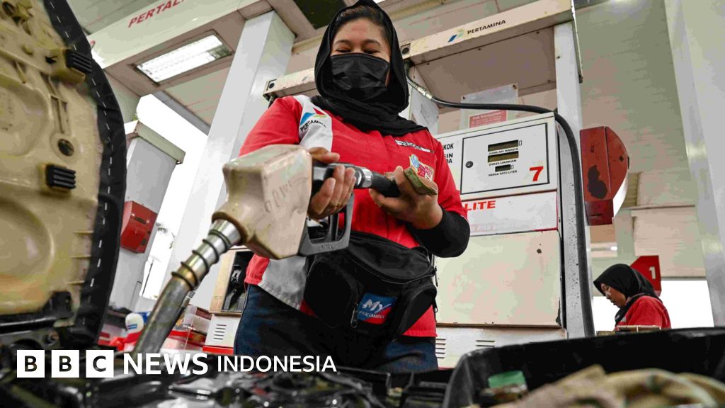 Warga mengisi bahan bakar di sebuah SPBU. Kenaikan harga BBM akibat konflik geopolitik global dapat memicu inflasi dan membebani masyarakat.