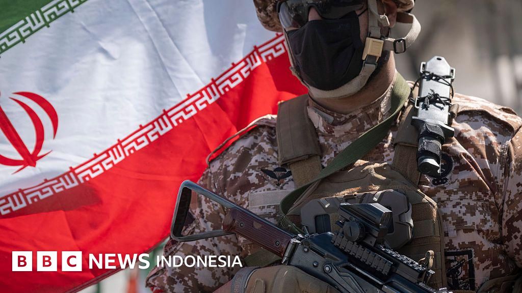 Drone militer Iran dipamerkan dalam sebuah parade, menandakan komitmen Teheran terhadap pengembangan teknologi pertahanan asimetris.