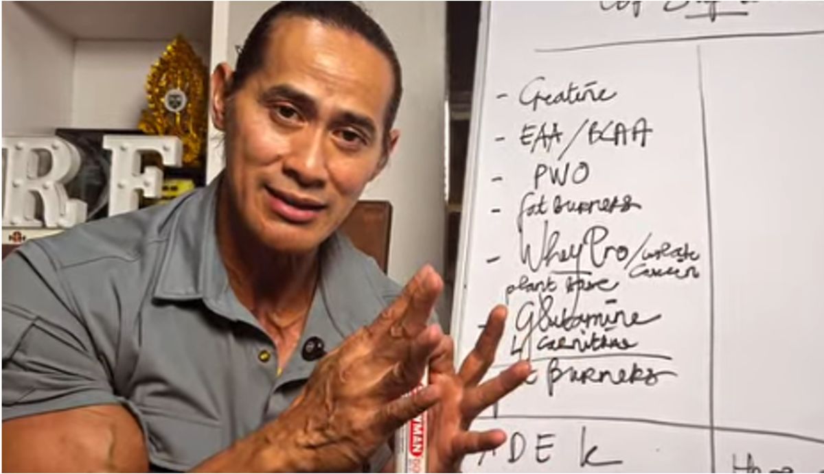 Binaragawan Ade Rai membagikan tips menjaga kebugaran tubuh selama bulan Ramadan, menekankan pentingnya konsumsi karbohidrat yang tepat dan waktu olahraga strategis sebelum berbuka puasa.