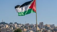 Bendera Palestina berkibar di Ramallah, di tengah ketegangan setelah Otoritas Palestina mengecam undang-undang hukuman mati baru Israel.