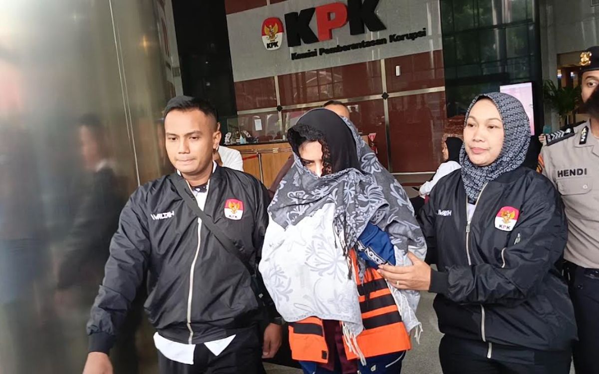 Fadia Arafiq, mantan Bupati Pekalongan, saat mengikuti sidang kasus korupsi yang merugikan negara sebesar Rp24 miliar. Dana tersebut setara dengan pembangunan 400 rumah atau 60 KM jalan yang seharusnya dinikmati rakyat.