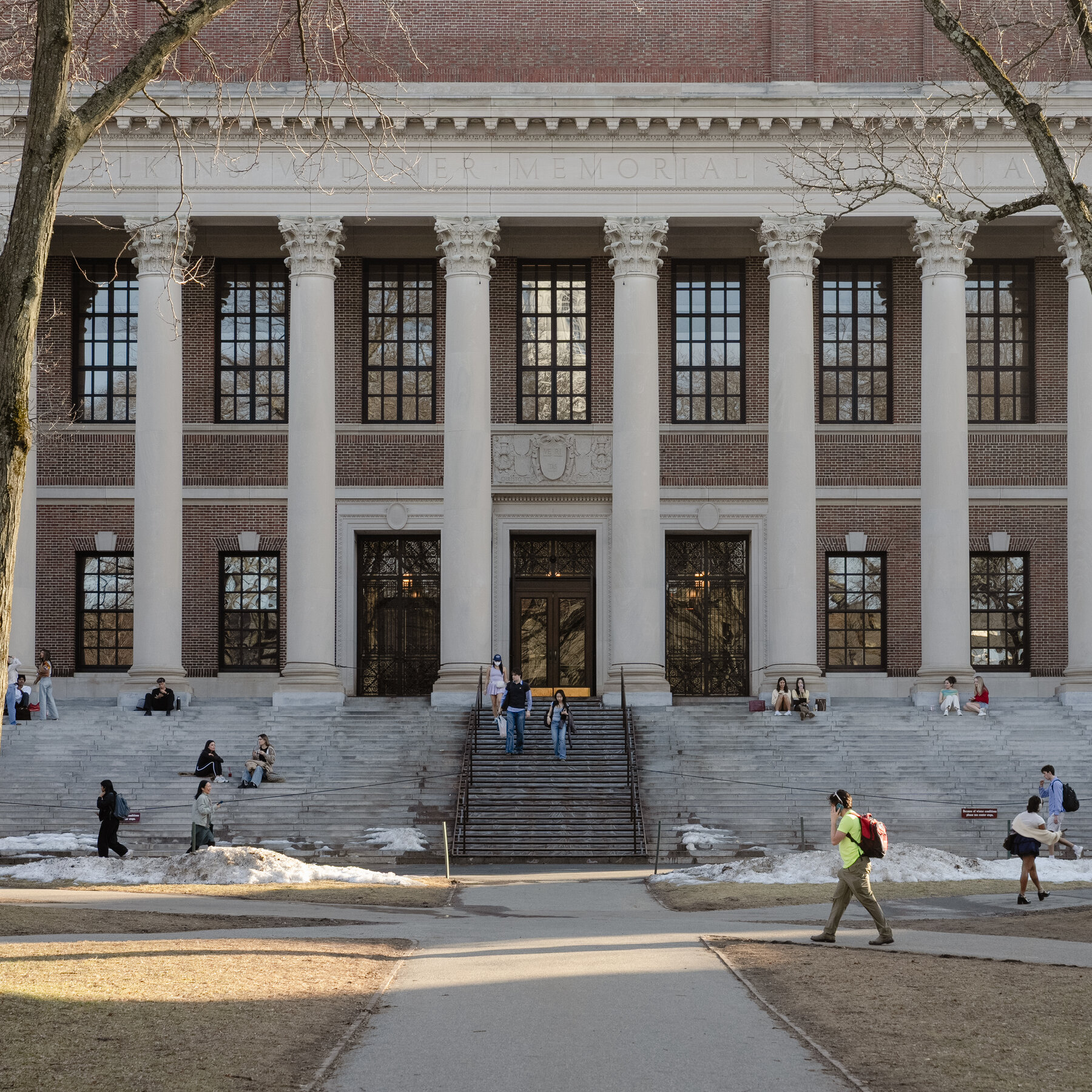Gedung bersejarah Universitas Harvard di Cambridge, Massachusetts, yang menjadi target dua investigasi baru oleh Administrasi Trump terkait dugaan antisemitism dan kebijakan penerimaan.