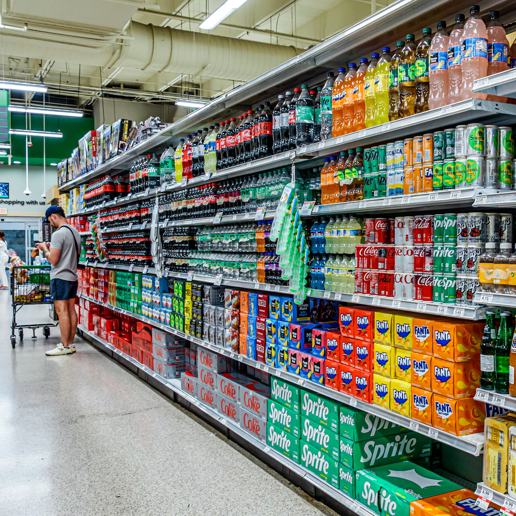 Seorang penerima kartu SNAP melakukan pembelian di supermarket. Gugatan hukum ini menyoroti perdebatan panjang tentang pembatasan barang yang dapat dibeli dengan bantuan pangan federal.