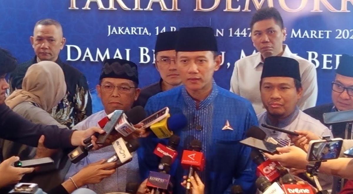 Ketua Umum Partai Demokrat Agus Harimurti Yudhoyono (AHY) saat menyampaikan pernyataan pers. AHY mengungkapkan pesan strategis dari Presiden ke-6 RI SBY untuk Presiden terpilih Prabowo Subianto terkait konflik global.