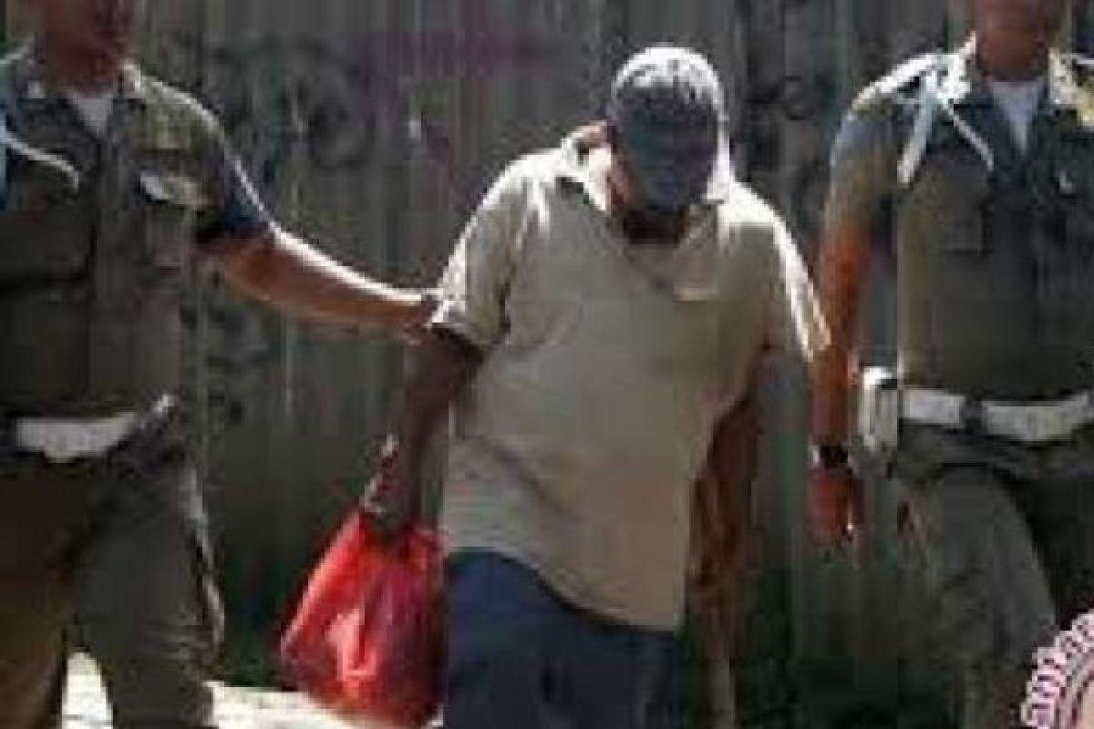 Petugas Dinsos dan relawan Baznas berkoordinasi dalam program pemulangan orang terlantar di Kalimantan Timur.