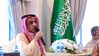 Bendera Arab Saudi dan Iran di tengah lanskap Teluk, simbol rivalitas geopolitik yang memanas.