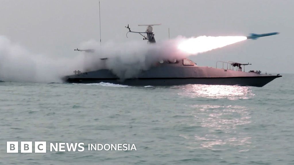 Kapal tanker melintasi Selat Hormuz yang strategis, titik krusial di tengah memanasnya konflik Timur Tengah.