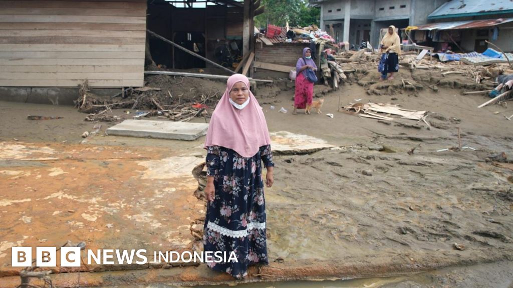 Seorang penyintas banjir menunjukkan sisa-sisa kerusakan di rumahnya, lambang keprihatinan Idulfitri di Aceh Tengah dan Pidie Jaya.
