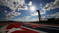 Pemandangan ikonik tikungan menanjak pertama di Circuit of the Americas (COTA), Austin, Texas, yang akan menjadi titik krusial pertarungan MotoGP Amerika 2026.