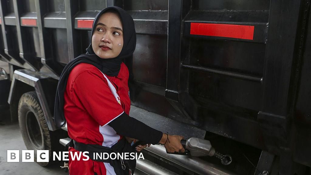 Seorang petugas sedang mengisi bahan bakar di sebuah Stasiun Pengisian Bahan Bakar Umum (SPBU) di Jakarta. Pemerintah tengah berupaya menjaga stabilitas harga BBM di tengah gejolak global.