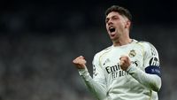 Federico Valverde, gelandang andalan Real Madrid, menunjukkan intensitas permainannya di lapangan. Klarifikasi mengenai klaim hattricknya melawan Manchester City menjadi sorotan, menegaskan pentingnya akurasi informasi dalam dunia sepak bola.