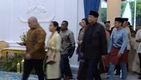 Chairman CT Corp, Chairul Tanjung, dan istri Anita Tanjung berbincang hangat dengan Presiden terpilih Prabowo Subianto di Istana Negara, saat acara <i>open house</i> Idulfitri yang dihadiri ribuan warga.