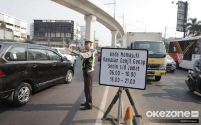 Kendaraan melintas di ruas jalan Jakarta yang biasanya diberlakukan kebijakan ganjil genap. Kapolda Metro Jaya memastikan aturan ini ditiadakan selama Libur Lebaran 2026 untuk kelancaran arus mudik.