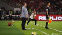 John Herdman, pelatih kepala Timnas Indonesia, menunjukkan gairah khasnya saat memimpin skuad Garuda di pinggir lapangan.