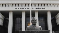 Mahkamah Agung dan Komisi Yudisial sepakat memberhentikan hakim PN Kraksaan karena terbukti menelantarkan keluarga dan memalsukan data perceraian.