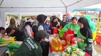 Warga antusias mengantre di salah satu stan Gerakan Pangan Murah yang digelar Polres Bogor di Stadion Pakansari, Cibinong. Inisiatif ini membantu masyarakat mendapatkan kebutuhan pokok dengan harga terjangkau jelang Lebaran.