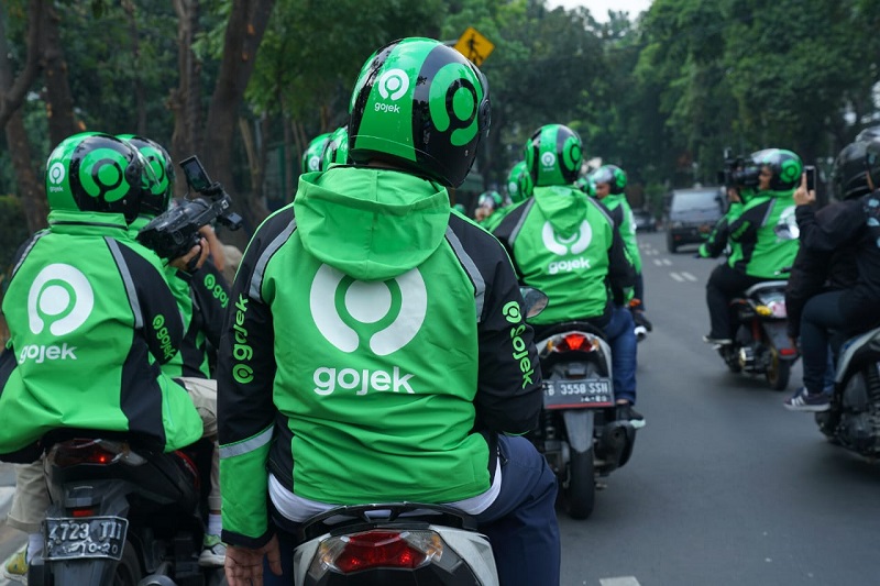 Mitra Gojek saat beraktivitas. Gojek berkomitmen meningkatkan kesejahteraan pengemudi melalui program penanggungan iuran BPJS Ketenagakerjaan dan BPJS Kesehatan bagi mitra berprestasi.