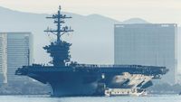 Kapal induk USS Abraham Lincoln (CVN-72) berlayar di perairan internasional. Klaim Iran tentang serangan terhadap kapal ini belum mendapatkan verifikasi independen.