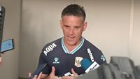 Pelatih Timnas Indonesia, John Herdman, saat memberikan instruksi kepada para pemainnya. Herdman dikenal dengan filosofi kepelatihan yang menekankan pentingnya komitmen dan kepercayaan pada skuad.