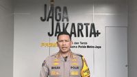 Kabid Humas Polda Metro Jaya, Kombes Budi Hermanto, saat menyampaikan klarifikasi terkait beredarnya foto hoaks AI terduga pelaku penyiraman air keras di media sosial.
