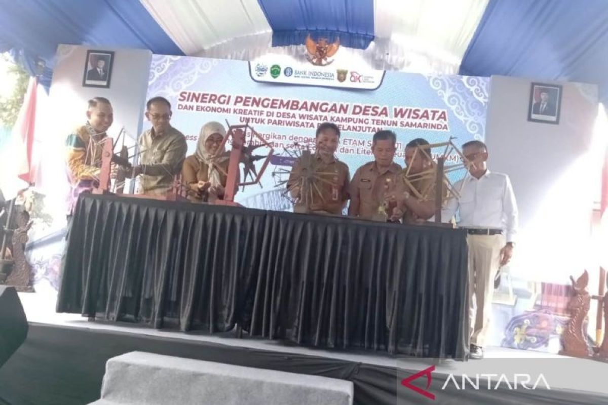 Pemerintah Provinsi Kalimantan Timur dan Pemerintah Kota Samarinda berkolaborasi dengan Bank Indonesia untuk mengembangkan ekosistem wisata Kampung Tenun, bertujuan mendorong ekonomi kreatif lokal dan melestarikan warisan budaya.
