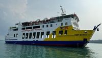 Kapal feri ASDP beroperasi di perairan Kepulauan Riau, siap melayani lonjakan pemudik Lebaran 2026 dengan armada dan frekuensi yang diperkuat.