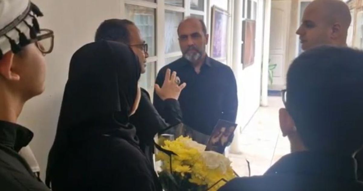 Karangan bunga anggrek dari Menteri Pertahanan RI Sjafrie Sjamsoeddin tiba di Kedutaan Besar Iran di Jakarta, Minggu (1/3/2026), sebagai simbol belasungkawa dan sinyal diplomatik di tengah wafatnya Ayatollah Ali Khamenei.