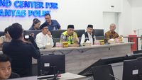 Kakorlantas Polri Irjen Agus Suryonugroho saat memperkenalkan Command Center canggih di KM 29 Tol Cikampek, pusat kendali pemantauan arus mudik real-time.
