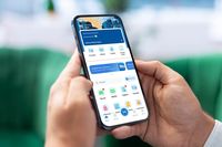 Ilustrasi kemudahan transaksi digital melalui aplikasi perbankan, memungkinkan pengiriman THR secara praktis via QRIS atau transfer emas.