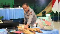 Petugas Polda Riau mengamankan barang bukti dan 15 tersangka dalam operasi penangkapan jaringan perburuan gajah Sumatera yang berlangsung 'dari hulu ke hilir'.