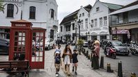 Suasana ramai di salah satu sudut Kota Lama Semarang yang menjadi magnet bagi ratusan ribu wisatawan selama libur Lebaran 2026. Kawasan ini terus menunjukkan daya tarik abadi berkat perpaduan sejarah dan pengembangan modern.