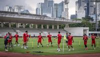 Bek Timnas Indonesia, Rizky Ridho (kiri), saat menjalani sesi latihan. Metode inovatif John Herdman yang memanfaatkan teknologi televisi diharapkan mampu meningkatkan pemahaman taktik para pemain.
