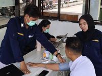 Petugas kesehatan bersiaga di Pos Lintas Batas Negara (PLBN) Skouw, Jayapura, memastikan kesehatan para pelintas pasca-puncak arus balik Idulfitri.