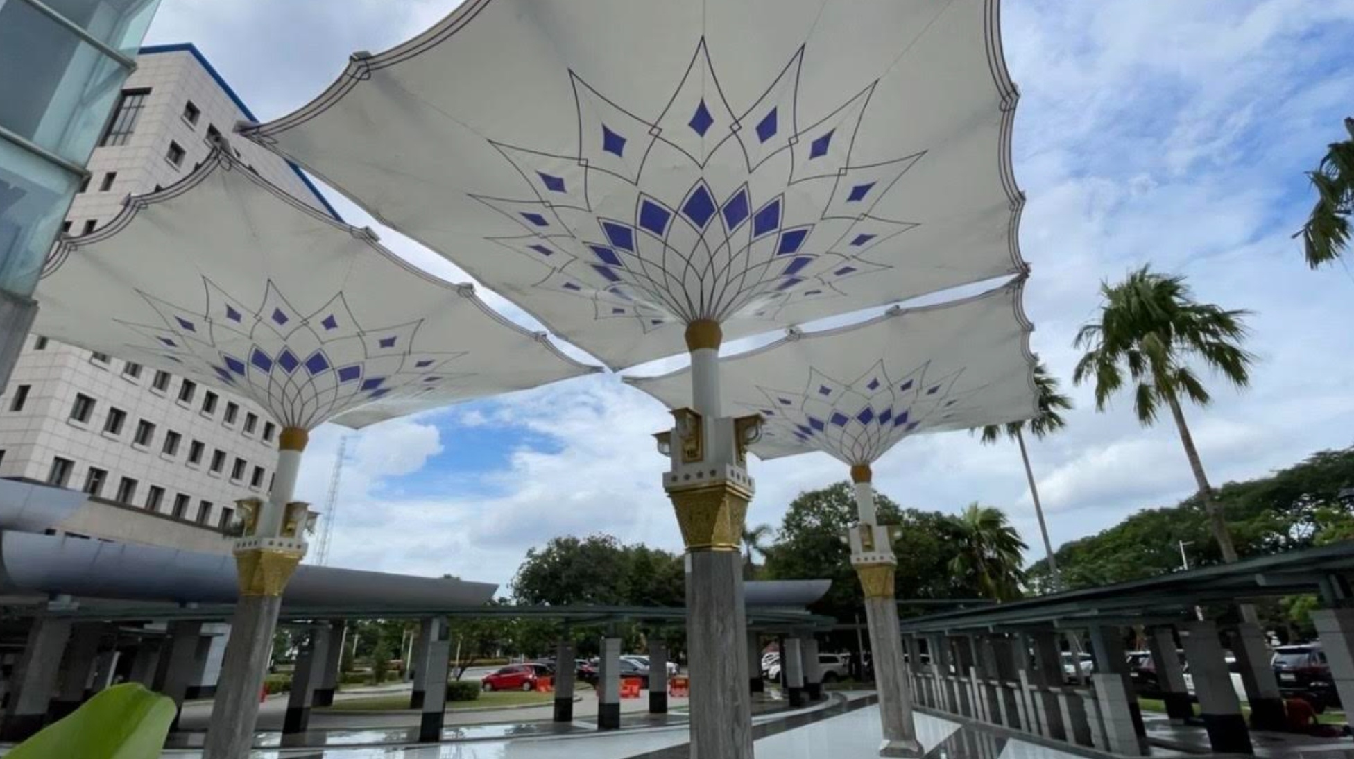 Payung raksasa megah di pelataran Masjid Assahara Jakarta memancarkan nuansa serupa Masjid Nabawi, terutama saat senja berpadu dengan cahaya lampu.