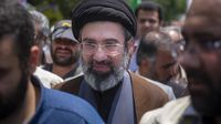 Mojtaba Khamenei (kiri), putra Pemimpin Tertinggi Iran Ayatollah Ali Khamenei (kanan), sosok berpengaruh di balik layar politik Iran.