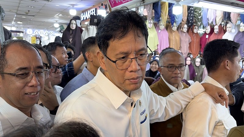 Menteri Keuangan Purbaya Yudhi Sadewa meninjau langsung kondisi perdagangan di Pasar Tanah Abang, Jakarta, pada Senin, 9 Maret 2026, untuk mengevaluasi dampak lonjakan harga minyak dunia terhadap ekonomi domestik.