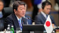 Menteri Luar Negeri Jepang Motegi Toshimitsu (kiri) saat kunjungan diplomatik, menekankan pentingnya dialog untuk pembebasan tahanan dan penguatan hubungan bilateral di tengah dinamika geopolitik.