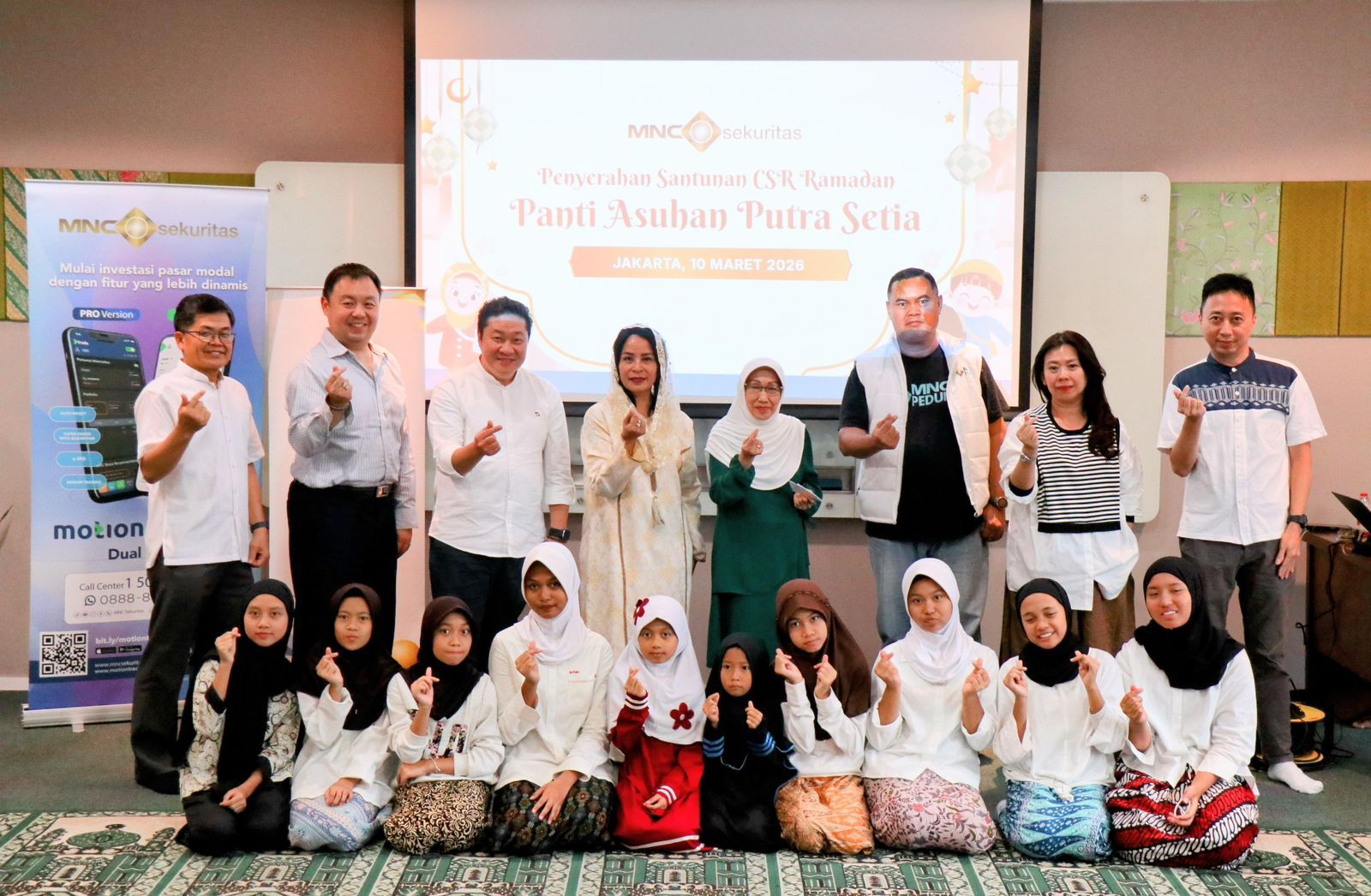 Perwakilan MNC Sekuritas dan MNC Peduli berbagi kehangatan Ramadan dengan anak-anak yatim piatu dari Panti Asuhan Putra Setia dalam acara buka puasa bersama.