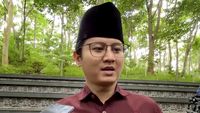 Bupati Trenggalek Mochamad Nur Arifin (kiri) bersama jemaah umrah asal Jawa Timur lainnya saat menunaikan ibadah di Tanah Suci, kini menghadapi penundaan kepulangan imbas ketegangan geopolitik di Timur Tengah.