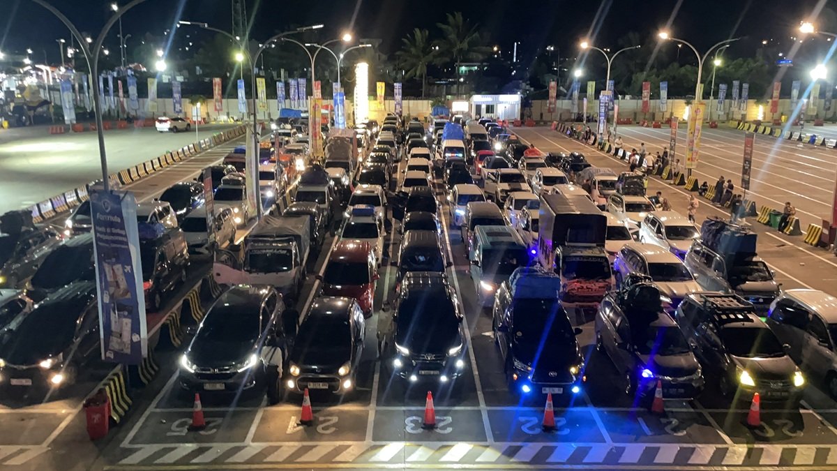 Antrean kendaraan mengular di pintu masuk Pelabuhan Merak, ilustrasi tantangan besar yang kerap dihadapi saat puncak arus mudik Lebaran.