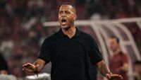 Patrick Kluivert dan Clarence Seedorf, dua legenda sepak bola Belanda, kini akan berperan sebagai penasihat bagi Tim Nasional Suriname dalam upaya mengembangkan sepak bola nasional.