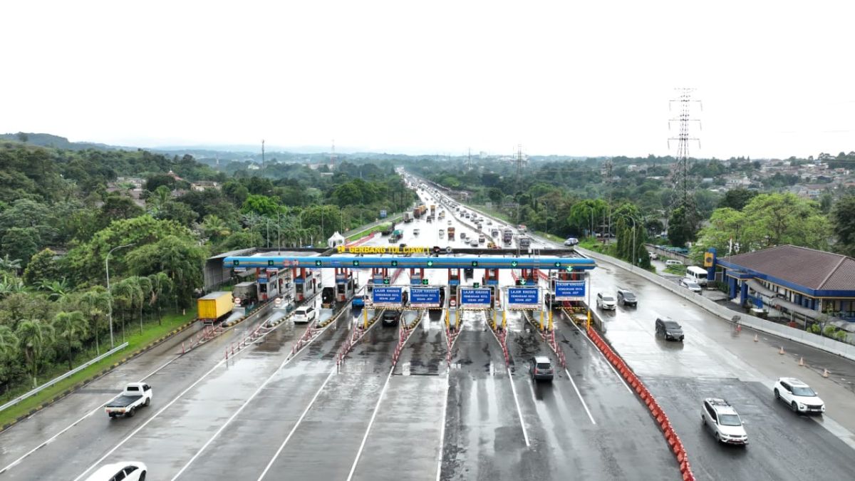 Kendaraan melintasi salah satu ruas jalan tol yang dikelola PT Jasa Marga (Persero) Tbk, menunjukkan kontribusi vital perusahaan dalam infrastruktur konektivitas Indonesia.