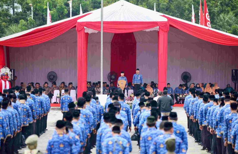 Sejumlah Pegawai Negeri Sipil (PNS) sedang berdiskusi di kantor pemerintahan, mengantisipasi kebijakan THR Lebaran 2026.