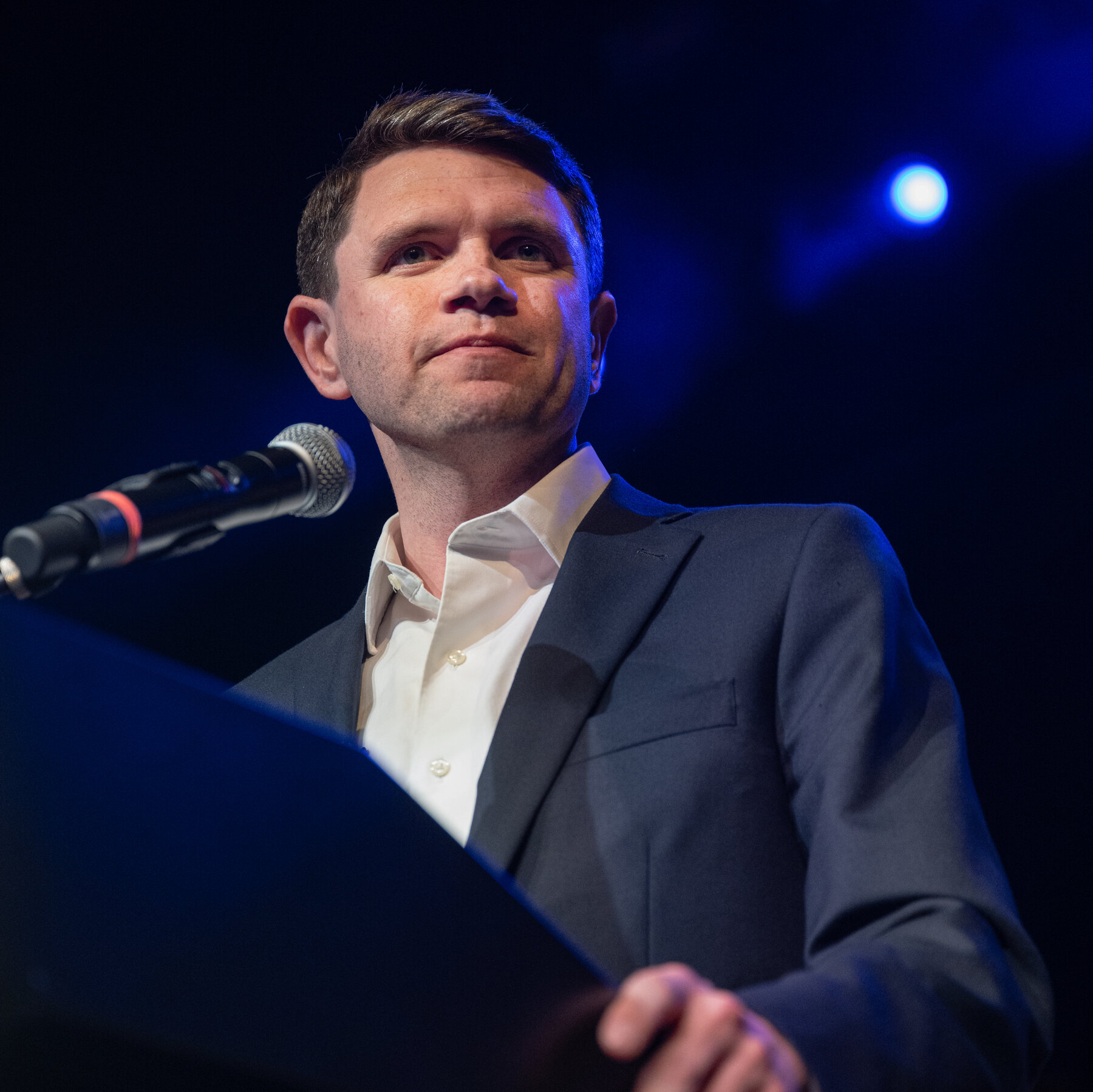 James Talarico, kandidat Senat Demokrat Texas, menanggapi kritik seorang pastor yang terafiliasi dengan Hegseth, memicu perdebatan sengit tentang peran agama dalam politik yang berpotensi membentuk persepsi pemilih.